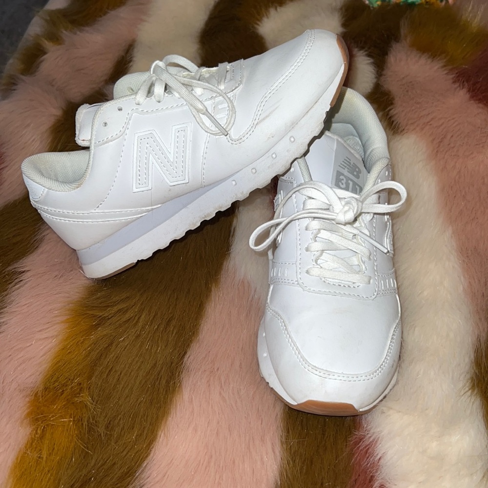 New Balance Women's 311 V2 Sneaker, White size 5 tennis shoe